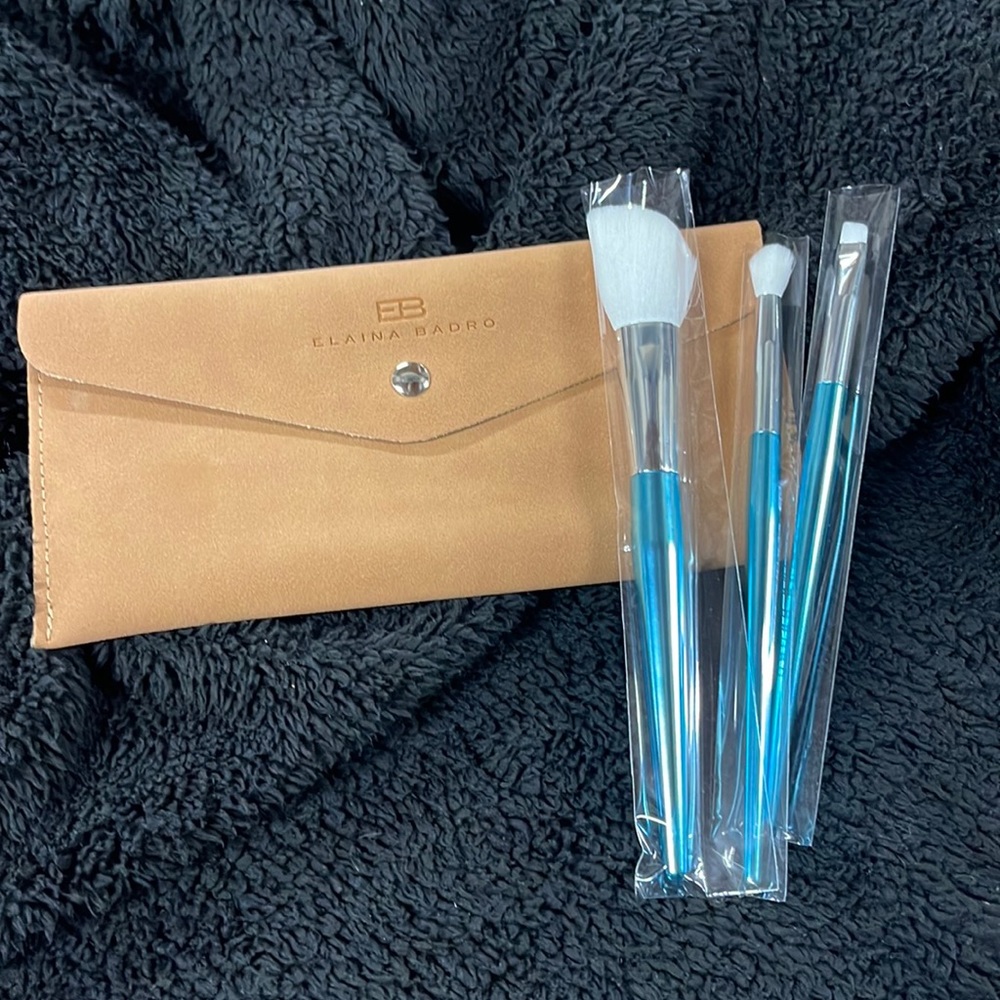 Elaina Badro set of 3 makeup brushes Baby Blues